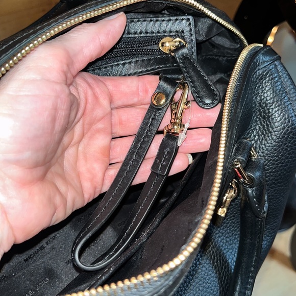 MICHAEL KORS BLACK GOLD SATCHEL HANDBAG/SHOULDER BAG VERY ROOMY NEW ADJ STRAP - Picture 11 of 15